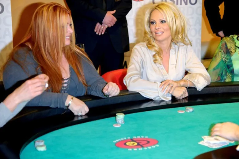 pamela-anderson-skadelspelare-med-pokerforluster-och-ekonomiska-problem