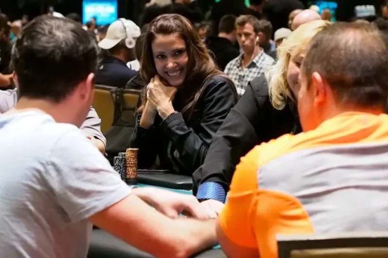 shannon-elizabeth-fran-skadespelerska-till-pokerspelare