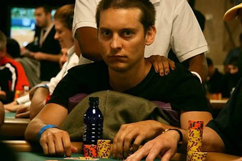 tobey-maguire-med-passion-for-poker